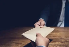 સોશિયલ મીડિયામાં અત્યારે એક વીડિયો વાયરલ થઈ રહ્યો છે. જેમાં એક સરકારી કર્મચારી ખેડૂત પાસેથી લાંચ લઈ રહ્યો છે. વિગતે વાત કરવામાં આવે કો, ગાઝિયાબાદના ગામ નંગલા