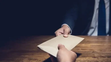 સોશિયલ મીડિયામાં અત્યારે એક વીડિયો વાયરલ થઈ રહ્યો છે. જેમાં એક સરકારી કર્મચારી ખેડૂત પાસેથી લાંચ લઈ રહ્યો છે. વિગતે વાત કરવામાં આવે કો, ગાઝિયાબાદના ગામ નંગલા