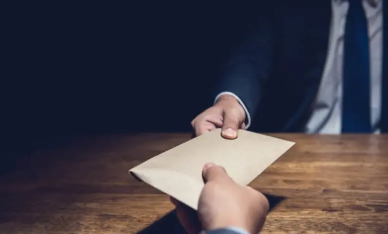 સોશિયલ મીડિયામાં અત્યારે એક વીડિયો વાયરલ થઈ રહ્યો છે. જેમાં એક સરકારી કર્મચારી ખેડૂત પાસેથી લાંચ લઈ રહ્યો છે. વિગતે વાત કરવામાં આવે કો, ગાઝિયાબાદના ગામ નંગલા