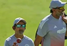 બૅટિંગ કોચ સિતાંશુ કોટક ક્રિકેટ સ્ટેડિયમમાં પ્રેક્ષકો તરફ આંગળી ચીંધીને ગૌતમ ગંભીરનો બચાવ કરી રહ્યા છે.