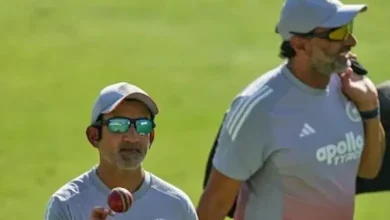 બૅટિંગ કોચ સિતાંશુ કોટક ક્રિકેટ સ્ટેડિયમમાં પ્રેક્ષકો તરફ આંગળી ચીંધીને ગૌતમ ગંભીરનો બચાવ કરી રહ્યા છે.