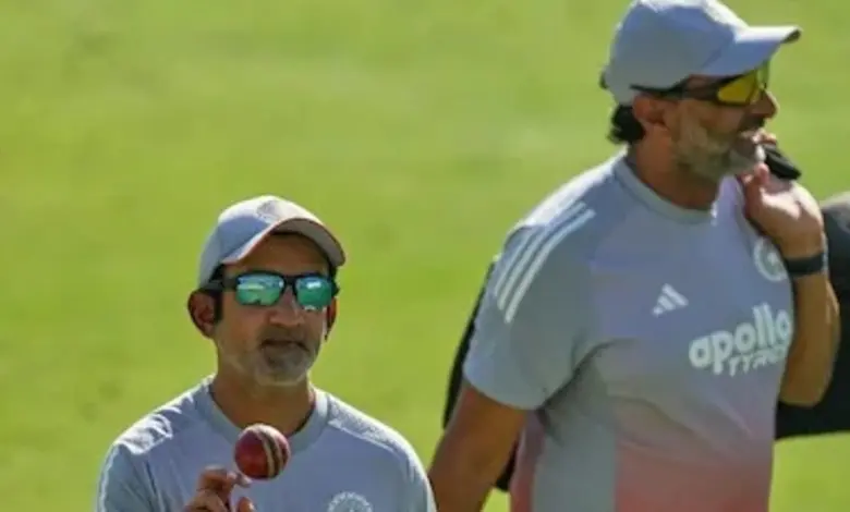 બૅટિંગ કોચ સિતાંશુ કોટક ક્રિકેટ સ્ટેડિયમમાં પ્રેક્ષકો તરફ આંગળી ચીંધીને ગૌતમ ગંભીરનો બચાવ કરી રહ્યા છે.