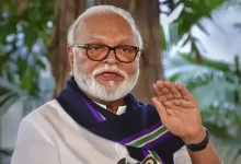 યેવલાની સ્થાનિક સંસ્થા ચૂંટણીમાં શિંદે સેના અને શરદ પવારની એનસીપી (એસપી)ના નેતાઓ હાથ મિલાવતા, મહાયુતિના સભ્યો સામે ગઠબંધન બનાવતા.