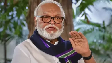 યેવલાની સ્થાનિક સંસ્થા ચૂંટણીમાં શિંદે સેના અને શરદ પવારની એનસીપી (એસપી)ના નેતાઓ હાથ મિલાવતા, મહાયુતિના સભ્યો સામે ગઠબંધન બનાવતા.