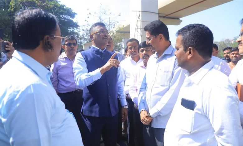 transport minister pratap saranaik faces protest over dahisar toll plaza relocation delay