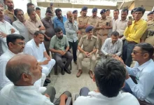 અમરેલીના લાલાવદર ગામે જાતિ વિરુદ્ધ અપશબ્દોના વિવાદ બાદ AAPના SC સેલ પ્રમુખ જગદીશ ચાવડા પીડિત પરિવારને મળ્યા.