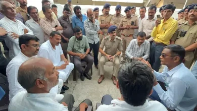 અમરેલીના લાલાવદર ગામે જાતિ વિરુદ્ધ અપશબ્દોના વિવાદ બાદ AAPના SC સેલ પ્રમુખ જગદીશ ચાવડા પીડિત પરિવારને મળ્યા.