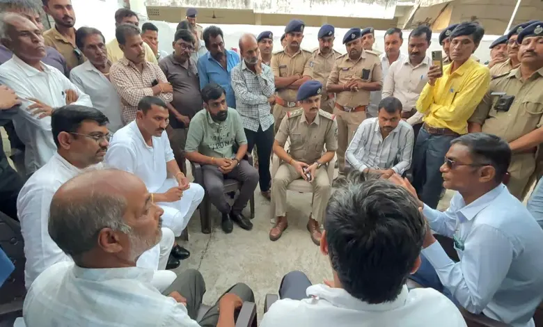 અમરેલીના લાલાવદર ગામે જાતિ વિરુદ્ધ અપશબ્દોના વિવાદ બાદ AAPના SC સેલ પ્રમુખ જગદીશ ચાવડા પીડિત પરિવારને મળ્યા.