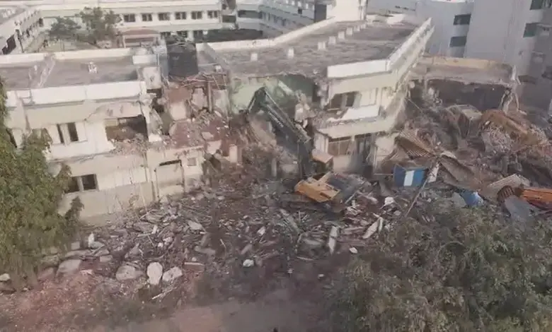 ભાવનગરમાં નવાપરા કબ્રસ્તાન પાસે દબાણ હટાવ કામગીરી, બુલડોઝર દ્વારા ગેરકાયદે બાંધકામો દૂર કરાયા