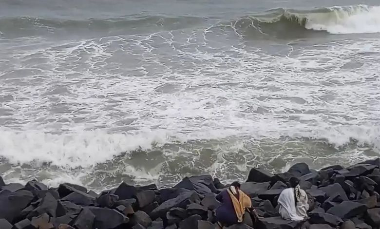 શ્રીલંકામાં 150નાં જીવ લીધા બાદ 'દિતવાહ' વાવાઝોડું તમિલનાડુ-પુડુચેરી પર ત્રાટકશે, તંત્ર હાઈ એલર્ટ પર