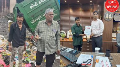 60 thousand rupees mistakenly thrown in the garbage were recovered in a matter of minutes after two hours of hard work by the RMC driver and helper.