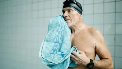 પુરુષોમાં વધતું બ્રેસ્ટ કેન્સરનું જોખમ, ગાંઠ અને ત્વચાના ફેરફાર જેવા લક્ષણોની માહિતી દર્શાવતી તસવીર.