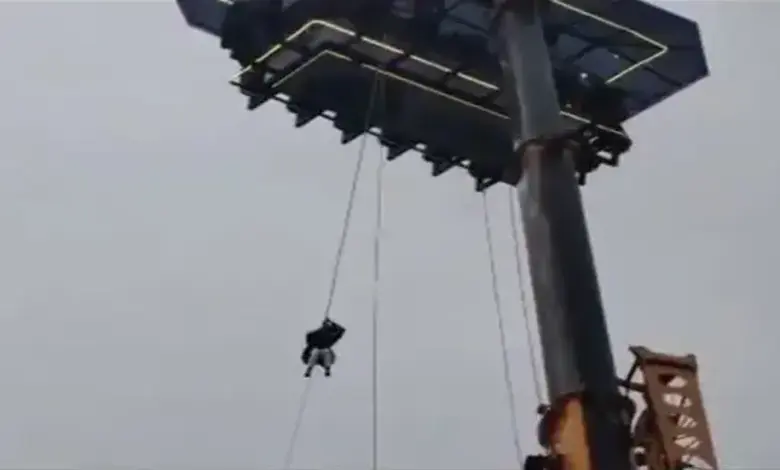 કેરળના ઇડુક્કીમાં સ્કાય ડાઇનિંગમાં ક્રેન ખરાબ થવાથી ૧૨૦ ફૂટની ઊંચાઈએ ફસાયેલા પ્રવાસીઓ