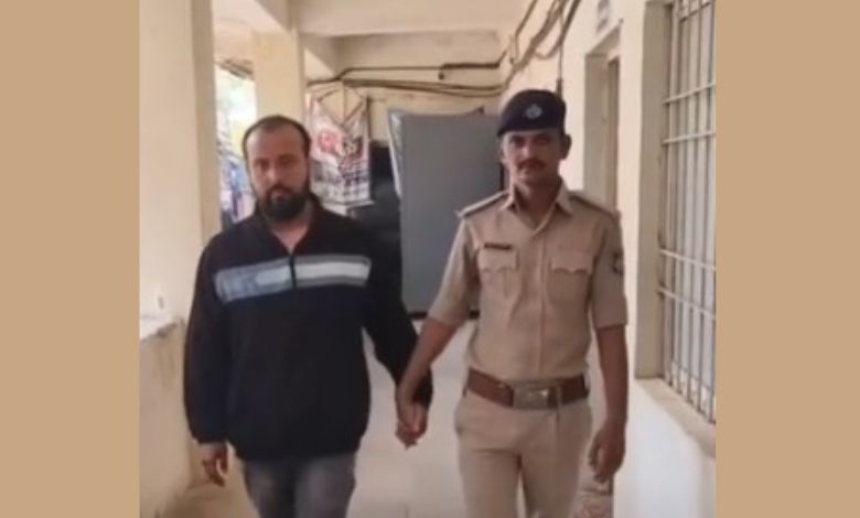 મોડાસા ઈજનેર કોલેજમાં વિદ્યાર્થિનીઓને અશ્લીલ મેસેજ કરનાર પ્રોફેસરની ધરપકડ