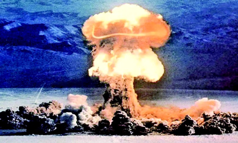 ડોનલ્ડ ટ્રમ્પ પરમાણુ હથિયારોનું પરીક્ષણ શરૂ કરવાના આદેશની જાહેરાત કરી રહ્યા છે.