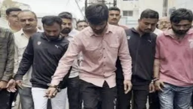 Police roped off members of the 'Murgha Gang' who opened fire in a film-like manner in Rajkot and took them out as 'wedding guests'; apologized with a limping leg