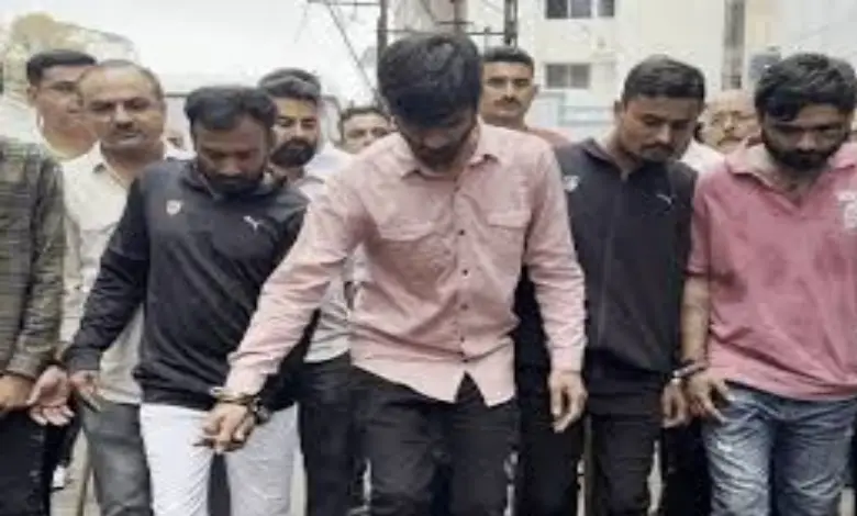 Police roped off members of the 'Murgha Gang' who opened fire in a film-like manner in Rajkot and took them out as 'wedding guests'; apologized with a limping leg