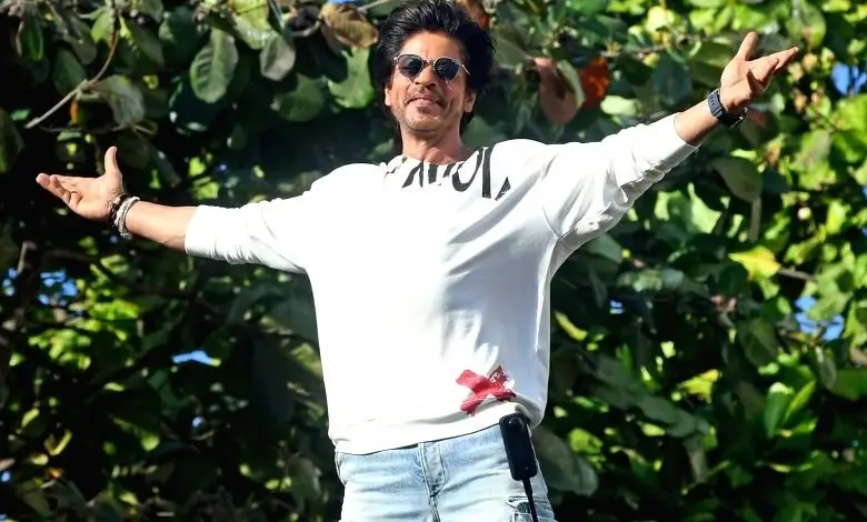 Shahrukh@60: Not only in India, but also abroad, fans have come to Mumbai to celebrate King Khan's birthday.