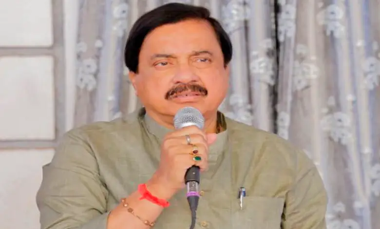 corporators from Mahsala Nagar Panchayat joining the Shiv Sena (Shinde) group.