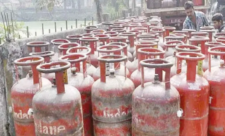 સુરેન્દ્રનગર જિલ્લામાં LPG સિલિન્ડરના ગેરકાયદે વેચાણ અને સંગ્રહ સામે કાર્યવાહી કરવામાં આવી છે. સુરેન્દ્રનગર જિલ્લા કલેક્ટર રાજેન્દ્રકુમાર પટેલના