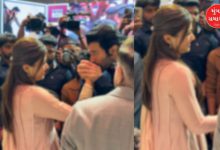 વિજય દેવરકોંડા અને રશ્મિકા મંદાના એક ઇવેન્ટમાં, વિજય રશ્મિકાના હાથ પર કિસ કરી રહ્યા છે.