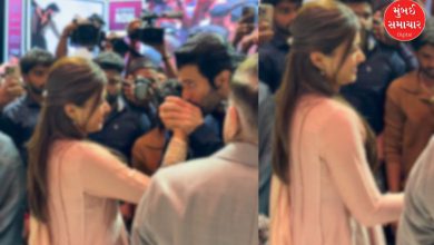 વિજય દેવરકોંડા અને રશ્મિકા મંદાના એક ઇવેન્ટમાં, વિજય રશ્મિકાના હાથ પર કિસ કરી રહ્યા છે.