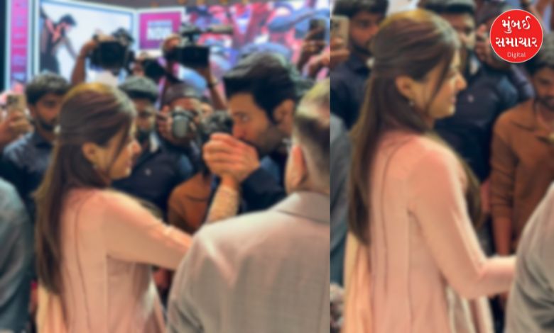 વિજય દેવરકોંડા અને રશ્મિકા મંદાના એક ઇવેન્ટમાં, વિજય રશ્મિકાના હાથ પર કિસ કરી રહ્યા છે.