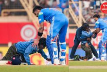 રાંચીમાં સદી ફટકાર્યા બાદ વિરાટ કોહલીના પગે પડવા માટે મેદાનમાં ઘૂસી આવેલો ચાહક.