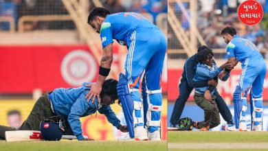 રાંચીમાં સદી ફટકાર્યા બાદ વિરાટ કોહલીના પગે પડવા માટે મેદાનમાં ઘૂસી આવેલો ચાહક.