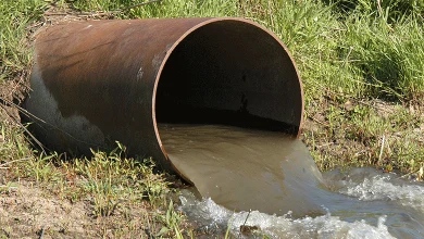 અમદાવાદમાં 20 જેટલી લકઝરી હોટલોએ ગંદા પાણીના નિકાલ માટે ચૂકવવો પડશે વધારે ચાર્જ, જાણો શું છે કારણ અમદાવાદઃ શહેરમાં આવેલી 20 જેટલી લકઝરી હોટલોએ ગંદા પાણી માટે વધારે કિંમત ચૂકવવી પડશે. અમદાવાદ મ્યુનિસિપલ કોર્પોરેશન દ્વારા 10 હજાર લિટર પ્રતિ દિવસ કરતાં વધુ ગંદુ પાણી ઉત્પન્ન કરતી હોટલો પર વધારાની ફી લાદવામાં આવશે. જેનાથી વાર્ષિક બિલ રૂ. 2 લાખ સુધી વધી શકે છે.