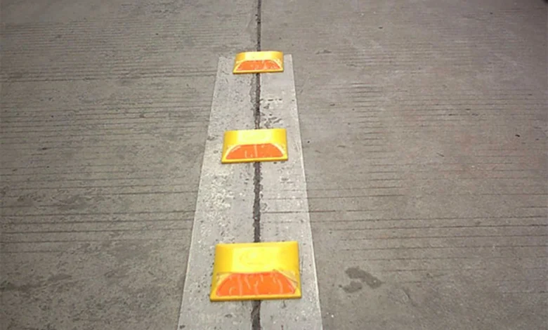 રસ્તા પર દેખાતી નાનકડી પીળી લાઈટ્સને શું કહેવાય છે, શું હોય છે તેનું કામ?