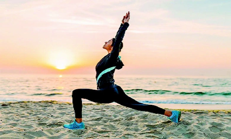 શિયાળામાં શરીરને ગરમ રાખવા માટેના યોગાસનો, જેમ કે સૂર્યનમસ્કાર અને ઉશ્કટાસન