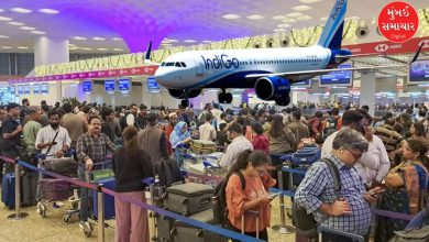 અમદાવાદ એરપોર્ટ પર ફ્લાઈટ્સ રદ થવાને કારણે નિરાશ અને થાકેલી યુવતી સામાન સાથે ઊભી છે, તેની આંખોમાં આંસુ છે.