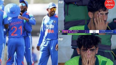 ભારતીય અન્ડર-19 ક્રિકેટ ટીમ પાકિસ્તાન સામે જીત્યા બાદ મેદાન પર ઉજવણી કરતી અને અમ્પાયરો સાથે હાથ મિલાવતી તસવીર.