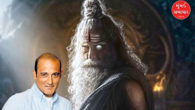 પ્રશાંત વર્માની ફિલ્મ 'મહાકાલી'માં અક્ષય ખન્નાનો શુક્રાચાર્ય તરીકેનો રહસ્યમય લુક, કાળો ઝભ્ભો અને ચમકતી આંખ સાથેનો પોસ્ટર લુક.