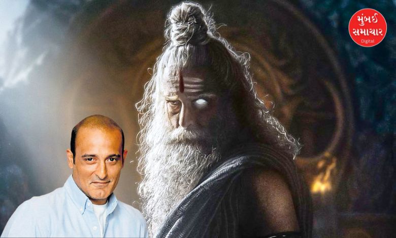 પ્રશાંત વર્માની ફિલ્મ 'મહાકાલી'માં અક્ષય ખન્નાનો શુક્રાચાર્ય તરીકેનો રહસ્યમય લુક, કાળો ઝભ્ભો અને ચમકતી આંખ સાથેનો પોસ્ટર લુક.