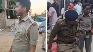 અંબાજી પાસે પડલિયા ગામમાં હિંસક ટોળું પોલીસ અને વન વિભાગના વાહનો પર હુમલો કરી રહ્યું છે, જેમાં એક પોલીસ અધિકારીને ઇજા થઈ છે.