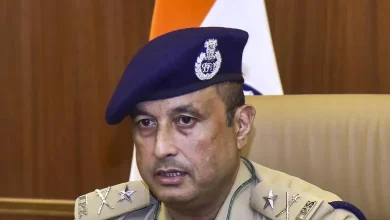 આસામ પોલીસ અને એસટીએફ (STF) દ્વારા ધરપકડ કરાયેલા બાંગ્લાદેશી કટ્ટરપંથીઓ અને સુરક્ષા દળોનું દ્રશ્ય.