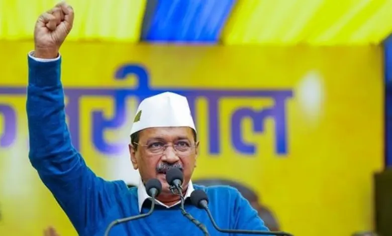 અરવિંદ કેજરીવાલ (AAP નેતા) ગુજરાત પ્રવાસ દરમિયાન જનસભાને સંબોધતા