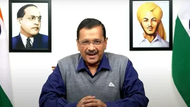 ગુજરાતમાં રાજકોટની મુલાકાત દરમિયાન આમ આદમી પાર્ટીના રાષ્ટ્રીય કન્વીનર અરવિંદ કેજરીવાલ ખેડૂતના પરિવારને મળી રહ્યા છે.