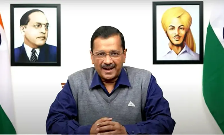 ગુજરાતમાં રાજકોટની મુલાકાત દરમિયાન આમ આદમી પાર્ટીના રાષ્ટ્રીય કન્વીનર અરવિંદ કેજરીવાલ ખેડૂતના પરિવારને મળી રહ્યા છે.