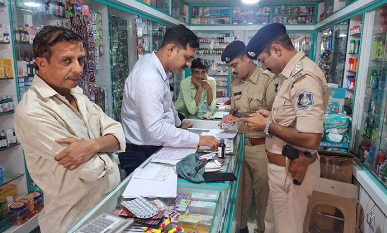 અમદાવાદમાં પ્રિસ્ક્રિપ્શન વગર દવાનું વેચાણ કરતાં મેડિકલ સ્ટોર્સ પર તંત્રએ બોલાવી તવાઈ
