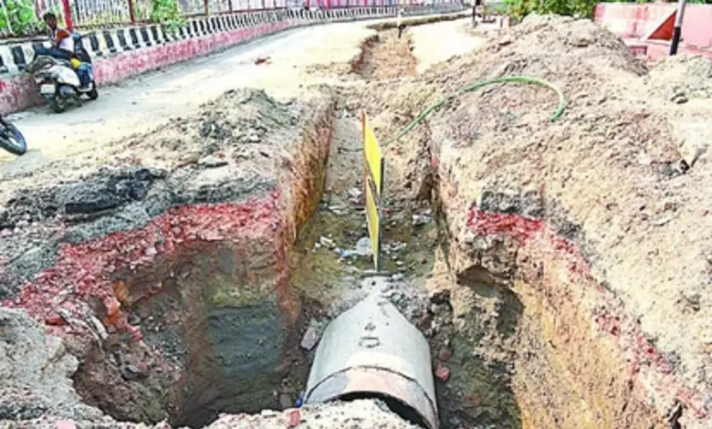 બીપીસીએલ પાઇપલાઇનમાંથી ચોરીના પ્રયાસ બદલ પકડાયેલા 13 આરોપીઓ અને પોલીસે જપ્ત કરેલા સાધનો