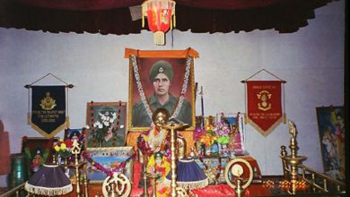 સિક્કિમમાં આવેલું બાબા હરભજન સિંહનું મંદિર અને તેમનો લશ્કરી ગણવેશ તથા ફોટોગ્રાફ.