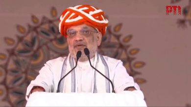 બનાસ ડેરીના સણાદર પ્લાન્ટ ખાતે કેન્દ્રીય ગૃહ અને સહકાર પ્રધાન અમિત શાહ વિવિધ પ્રકલ્પોના લોકાર્પણ અને મુલાકાત દરમિયાન, પાછળ બનાસ ડેરીનો લોગો અને ભીડ દેખાય છે.