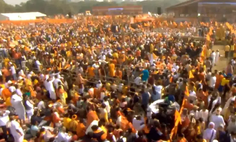 કોલકાતાના બ્રિગેડ ગ્રાઉન્ડ ખાતે થયેલા ભગવદ્ ગીતા પઠન કાર્યક્રમમાં લાખો ભક્તોની વિશાળ ભીડનું દૃશ્ય.