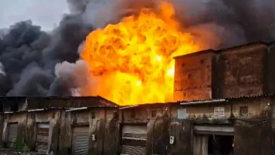 ભિવંડીમાં મોતીના કારખાનામાં લાગેલી ભીષણ આગનું દૃશ્ય, જે આગને કારણે કારખાનાને ભારે નુકસાન થયું છે.