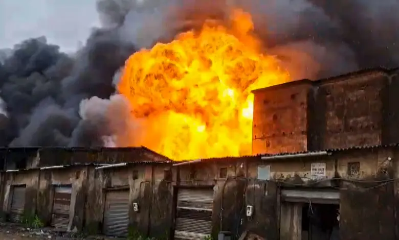 ભિવંડીમાં મોતીના કારખાનામાં લાગેલી ભીષણ આગનું દૃશ્ય, જે આગને કારણે કારખાનાને ભારે નુકસાન થયું છે.