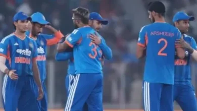 ભારતીય ક્રિકેટ ટીમના ખેલાડીઓ મેદાન પર પ્રેક્ટિસ કરતા અને રણનીતિ બનાવતા.