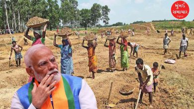 મનરેગા યોજનાનું નામ બદલવાની જાહેરાત કરતું બોર્ડ અથવા યોજના સંબંધિત ફોટો.